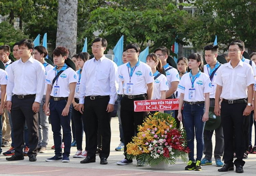 Các thí sinh tham dự Vòng chung kết dâng hoa, báo công với Chủ tịch Hồ Chí Minh